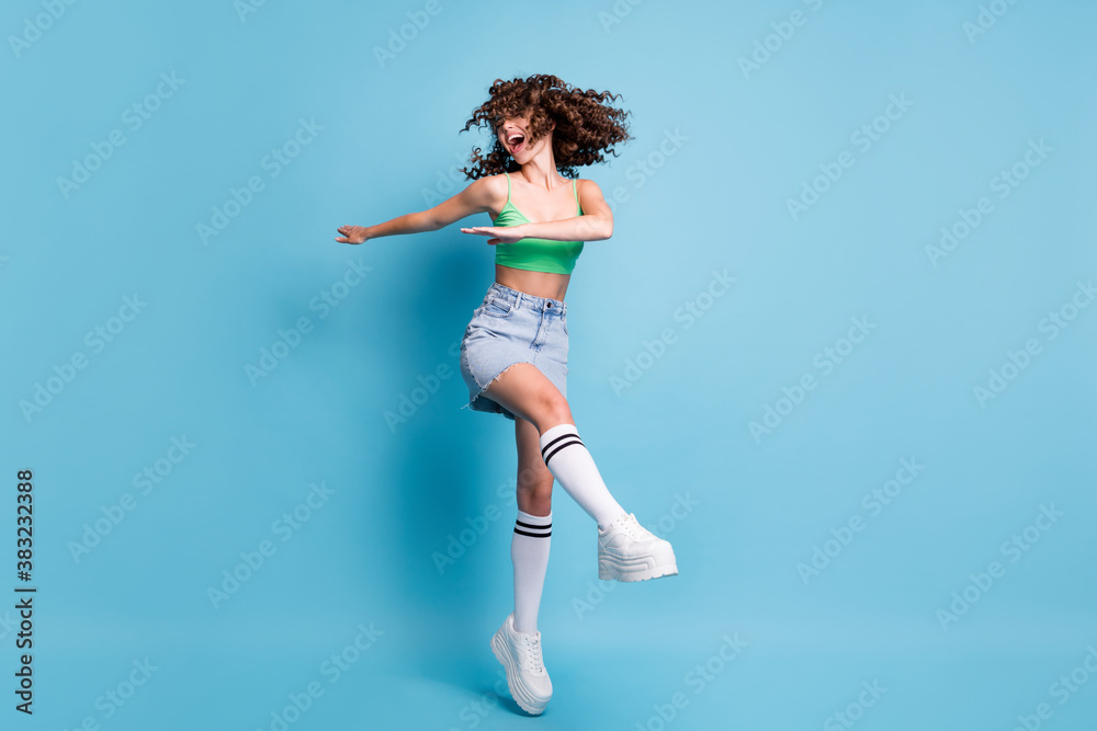 Φωτογραφία Photo of careless active sportive lady model yell shout hands side raised leg wi