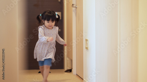室内を走る子供