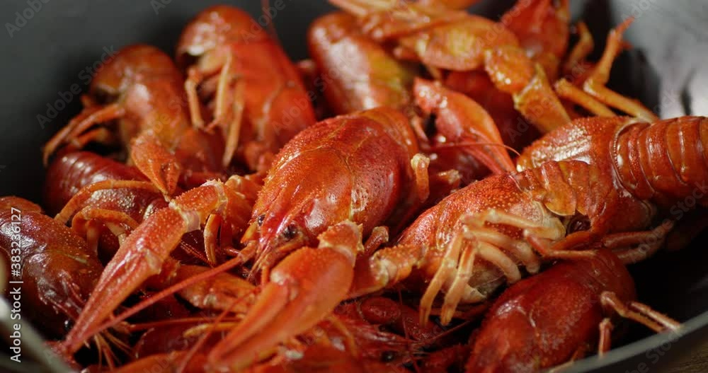 The pot of boiled crayfish rotates slowly. The pot of boiled crayfish rotates slowly.