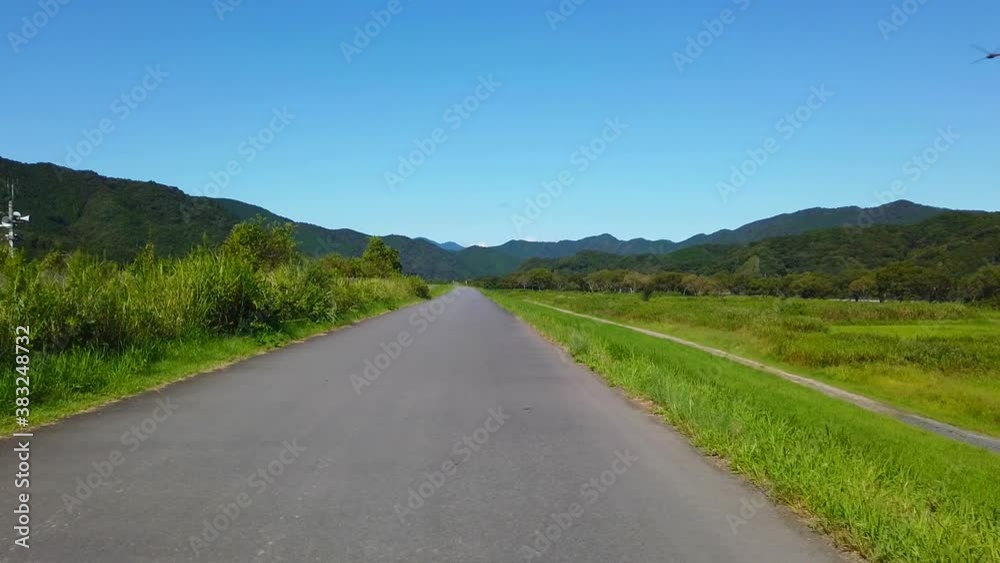 河川敷のサイクリングロードを走る 河川敷のサイクリングロードを走る