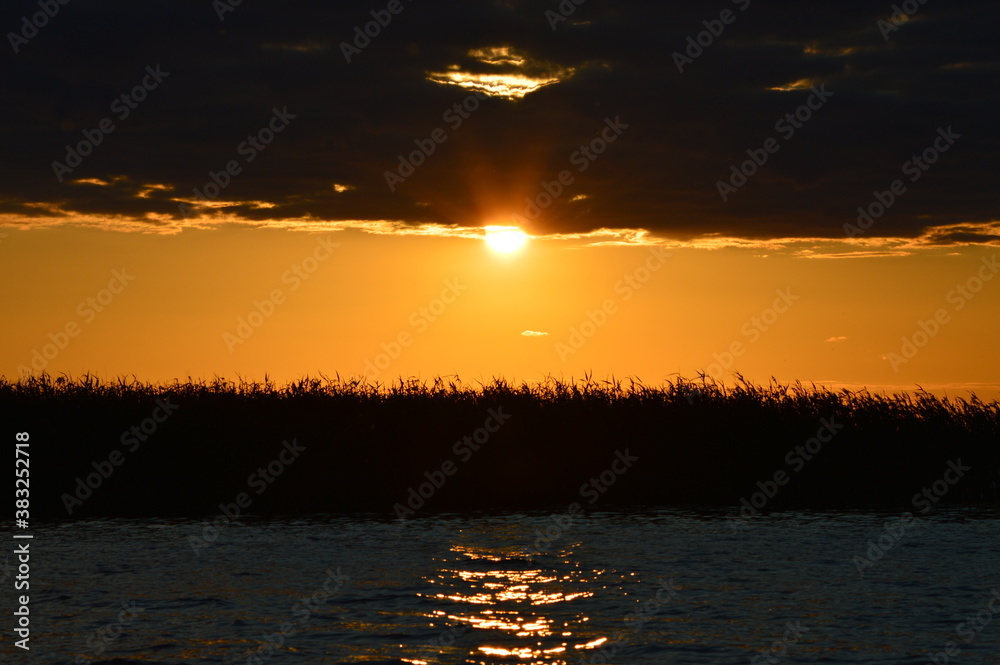 Obraz premium sunrise on the lake