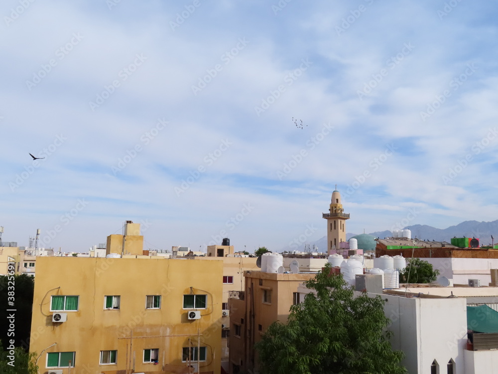 Veduta di moschea dal tetto, Aqaba, Giordania.