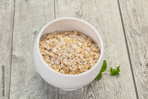 Raw oats in the bowl © Andrei Starostin