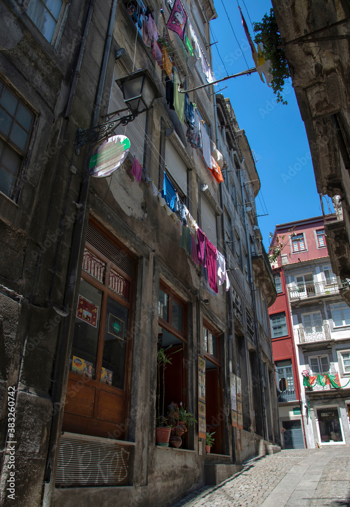 Fototapeta premium Ruelle typique à Porto, Portugal