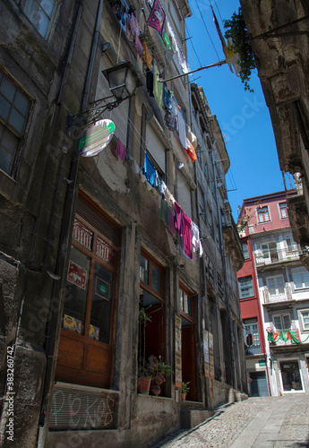 Ruelle typique à Porto, Portugal © Jorge Alves