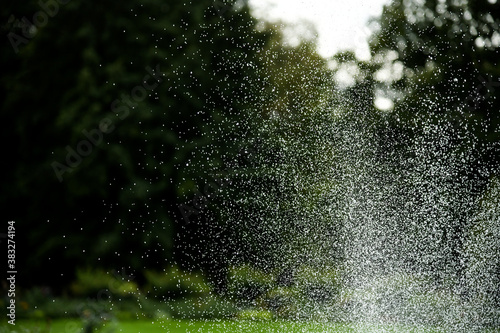 Druckwasser fließt aus dem Springbrunnen im Garten