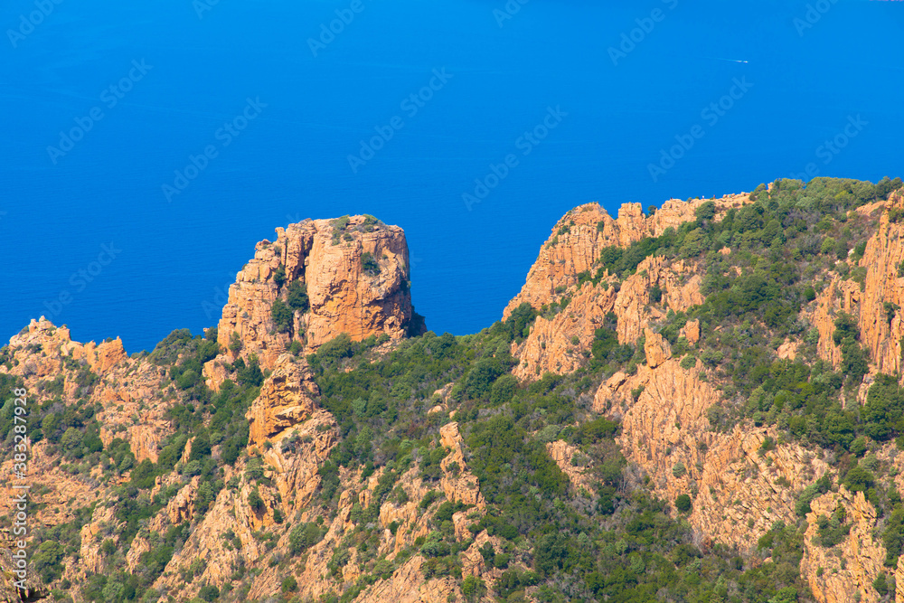 Spektakulärer Blick auf die roten Felsen in Nordkorsika, genannt Calanches de Piana, Frankreich