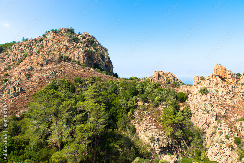 Spektakulärer Blick auf die roten Felsen in Nordkorsika, genannt Calanches de Piana, Frankreich