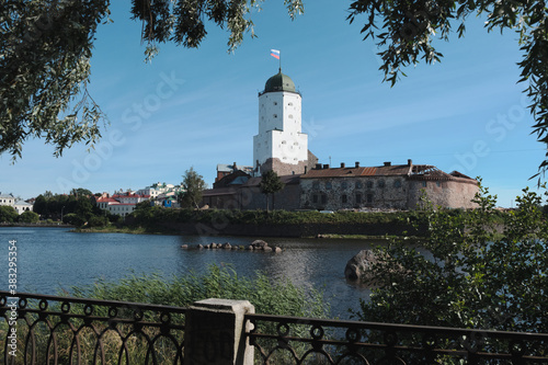Fotografie Vyborg Castle and St. Olof Tower in the process of restoration