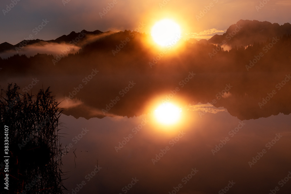 Geroldsee, Alpensee zum Sonnenaufgang Geroldsee, Alpensee zum Sonnenaufgang