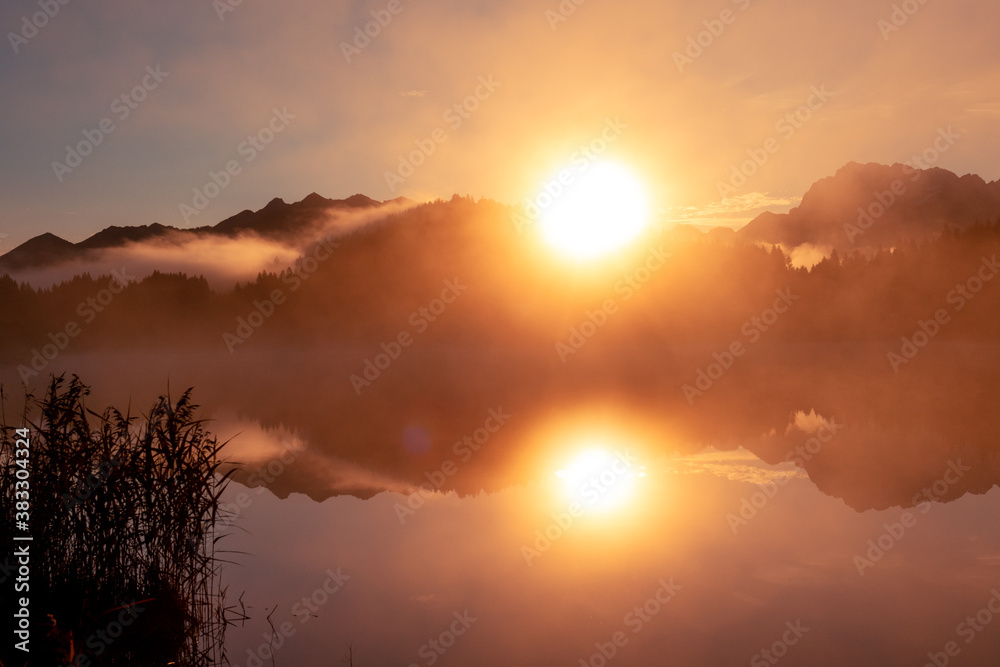 Geroldsee, Alpensee zum Sonnenaufgang Geroldsee, Alpensee zum Sonnenaufgang
