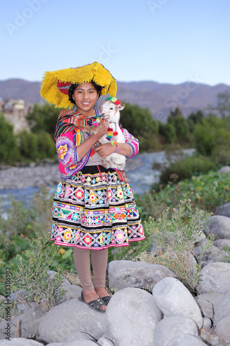 Peruanerin mit traditioneller Tracht in Arequipa.