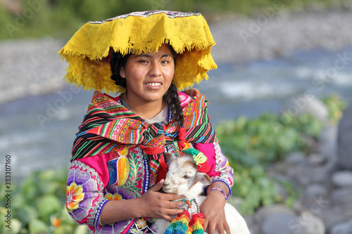 Peruanerin mit traditioneller Tracht in Arequipa.