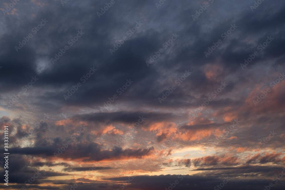 Ciel nuages parsemes, coucher de soleil
