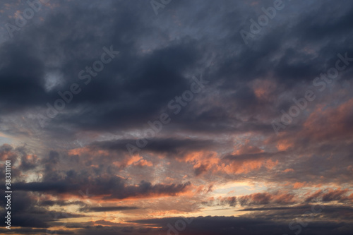 Ciel nuages parsemes  coucher de soleil