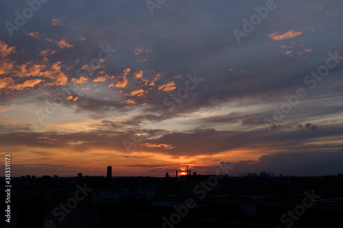 Coucher de soleil voile  gros nuages  Paris