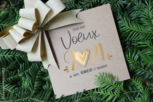 Carte de vœux 2021, avec branches de sapin et papier Kraft photo