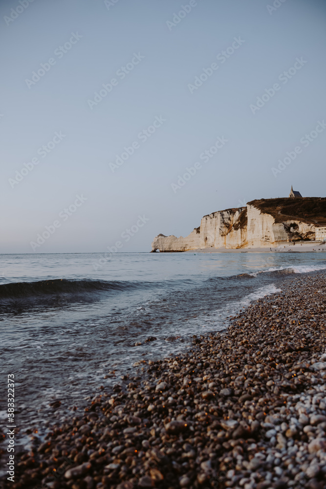 Die Küste von Étretat ein Seebad im Département Seine-Maritime in der Region Normandie Frankreich bekannt durch die steilen Felsklippen mit ihren außergewöhnlichen Felsformationen