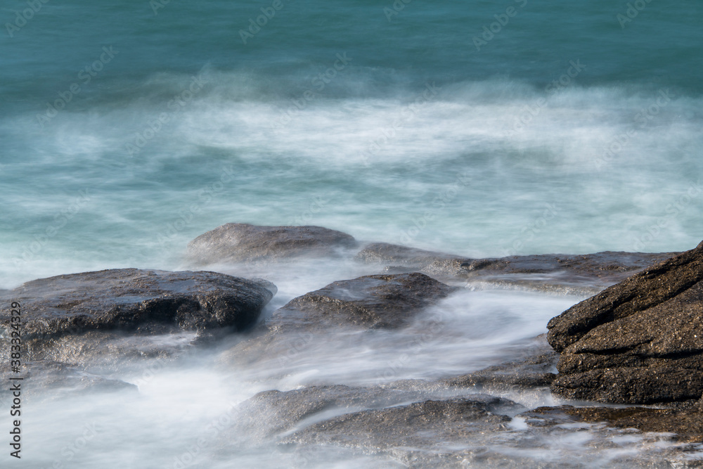 Fototapeta premium Felsen in der Brandung - abstrakte Ansicht