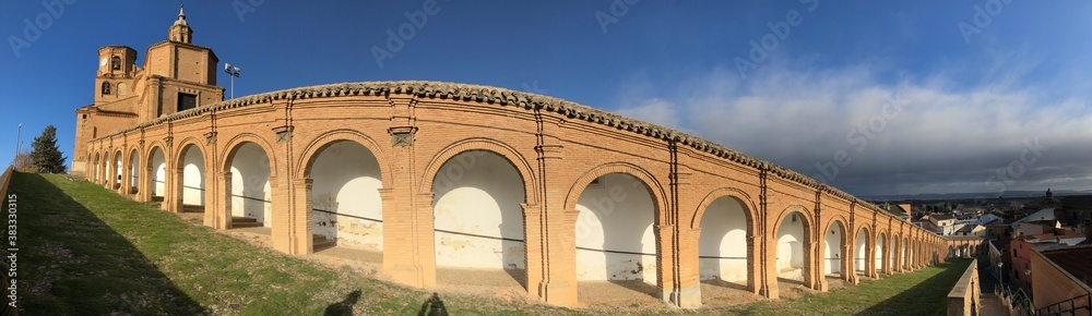 Panorámica de los arcos de Cascante, Navarra. Al fondo la Basílica de Nuestra Señora del Romero.