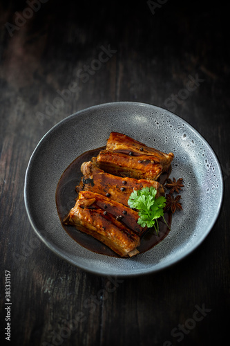 Thailändische Schweinerippchen mit Anis, Pfefferkörnern, Knoblauch und Korianderwurzel photo