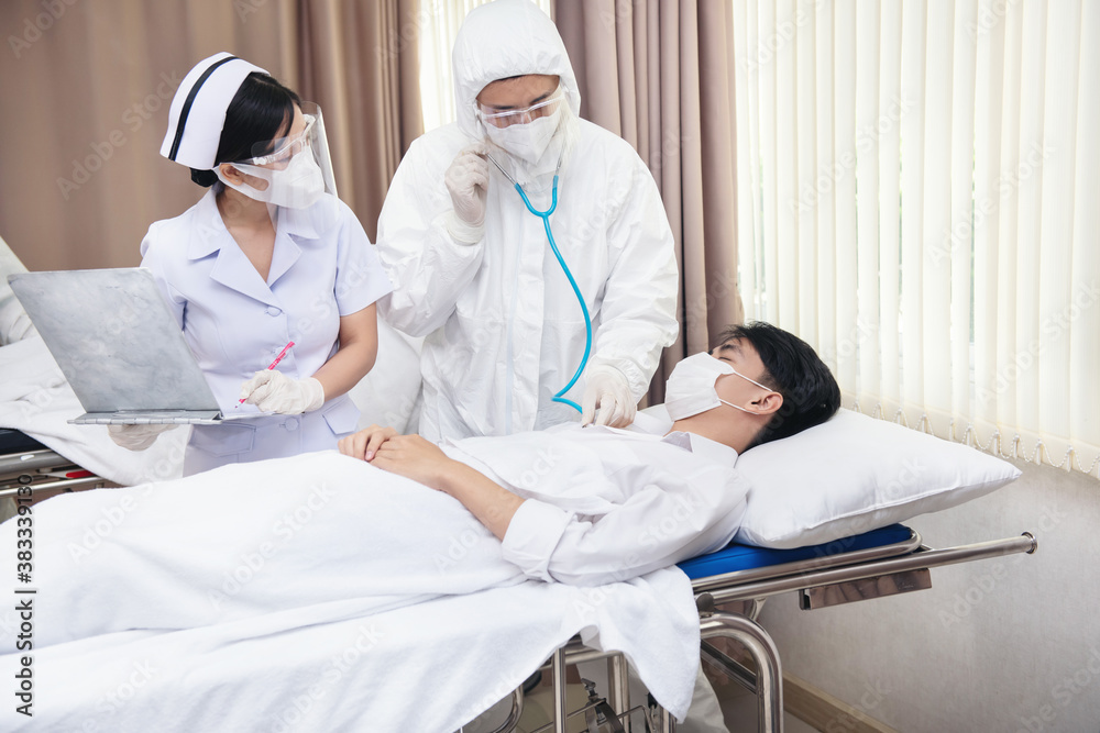 Obraz premium Medical Team Working On Patient In Emergency Room. orona virus, Covid-19, quarantine or virus outbreak health care, reanimation and medicine concept 