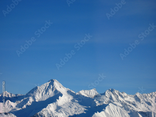 Blauer Himmel und schneebedeckte Berggipfel als  Hintergrund