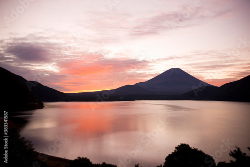 本栖湖と富士山