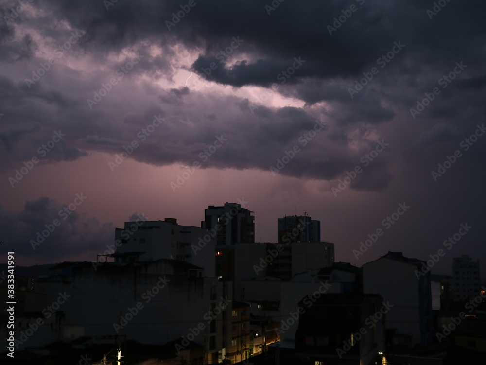 ATARDECER OSCURO