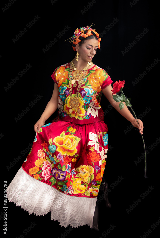 bailarina mexicanan de oaxaca mexico, usando traje de la region del istmo  de tehuantepec, baila en