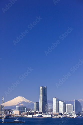 みなとみらい21のビル群と富士山