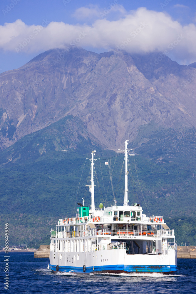 桜島フェリーと桜島 桜島フェリーと桜島