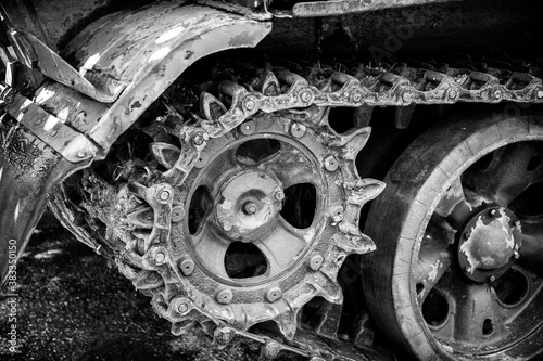 Konstfotografi tank caterpillar, iron wheels, tank undercarriage close up, metal wheels