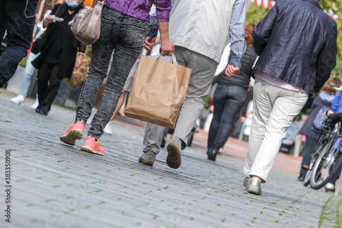 Menschen unterschiedlichen Alters beim Einkaufen mit Einkaufstüten in der Stadt – selektiver Fokus und viel Copyspace