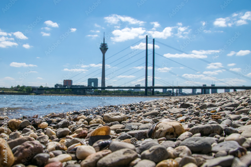 Die Düsseldorfer Skyline am Rhein-Strand an einem sonnigen Frühsommertag
