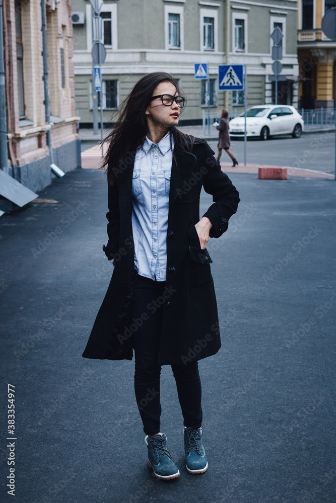 Fototapeta premium Beautiful Asian businesswoman walking down the street.