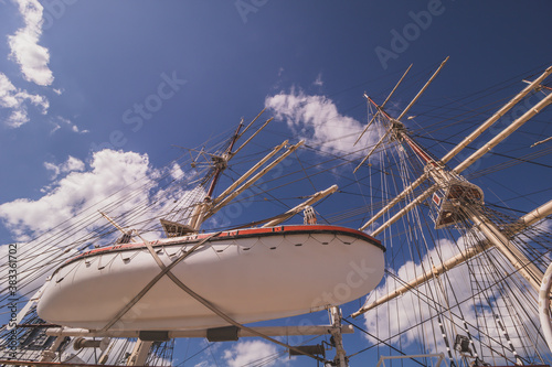 Blick auf ein Rettungsboot am Segelschiff im Danziger Hafen in Polen bei klarem Sonnenschein und strahlend blauem Himmel im Sommer. Rettungsboot fotografiert im Sommer aus der Froschperspektive. photo