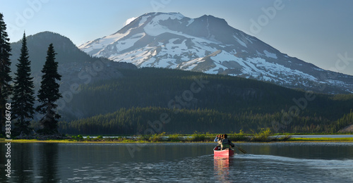 Slika na platnu Pair canoeing on Sparks Lake near Bend Oregon