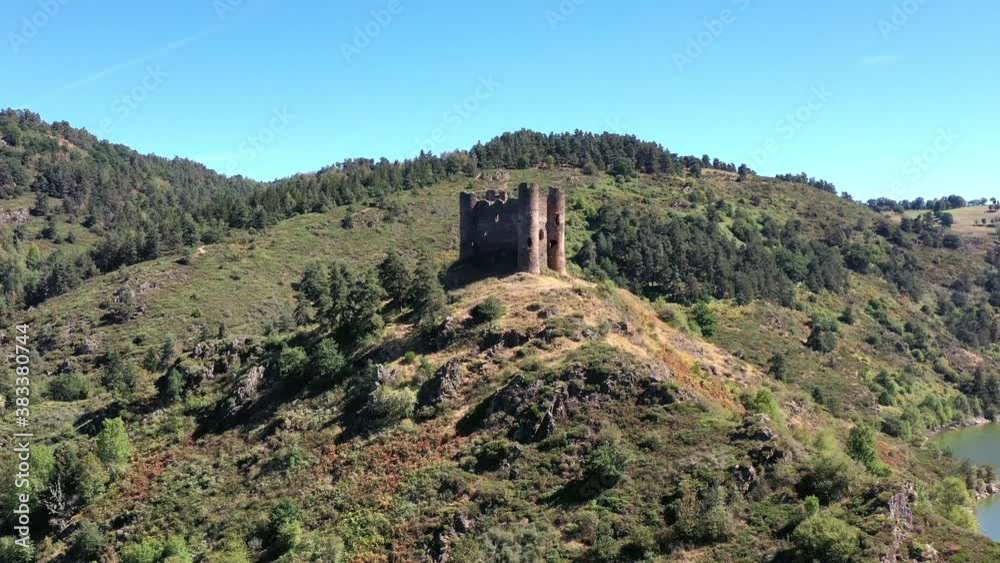 Château d'Alleuze dans les gorges de la Truyère (Cantal, Auvergne, France) Château d'Alleuze dans les gorges de la Truyère (Cantal, Auvergne, France)