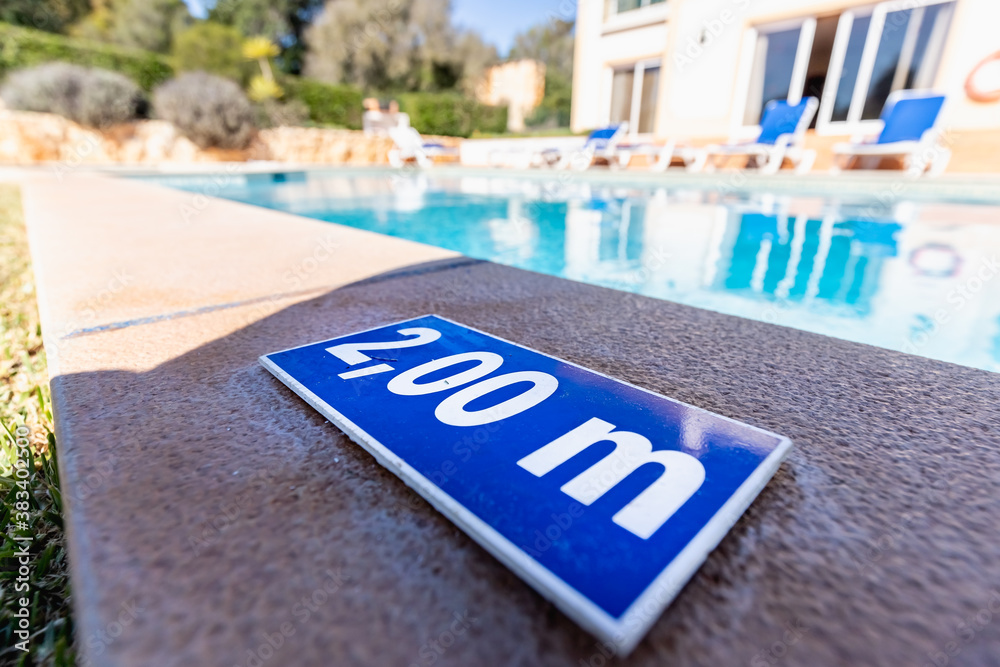 Naklejka premium blue plastic plate indicating a depth of 2.00 meters
