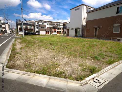 住宅街の空き地 photo