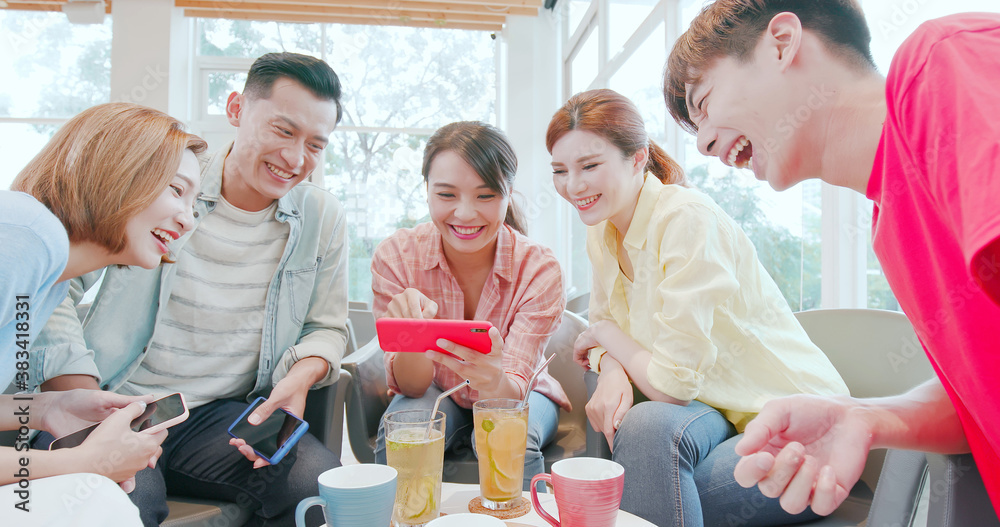 Fotografie friends watch video on phone