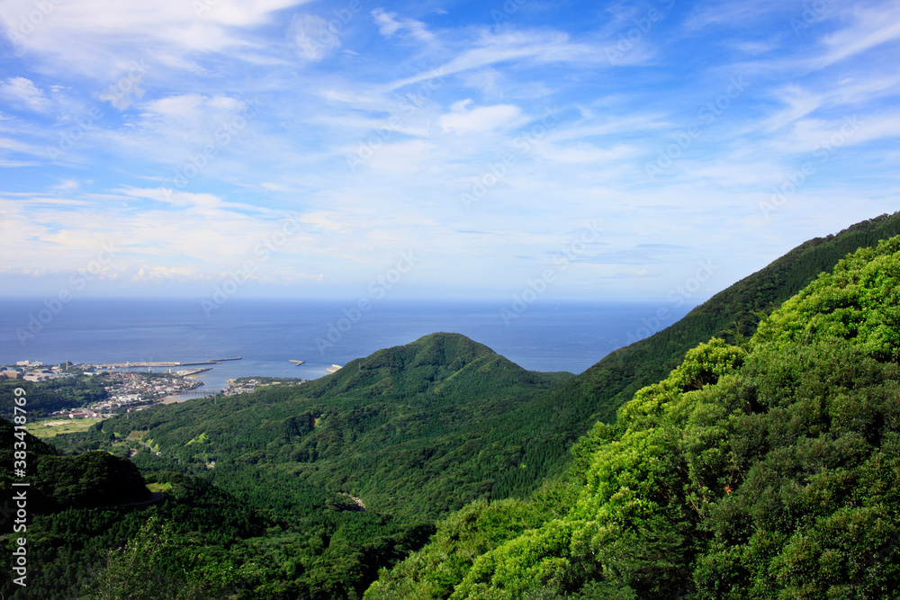 Obraz premium 屋久島の山並と海