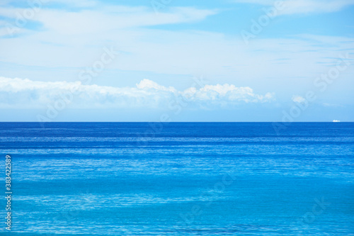 海と青空 © Paylessimages
