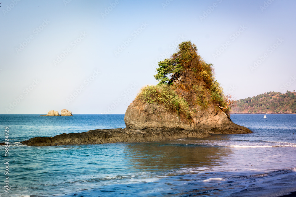Naklejka premium Rock and sea