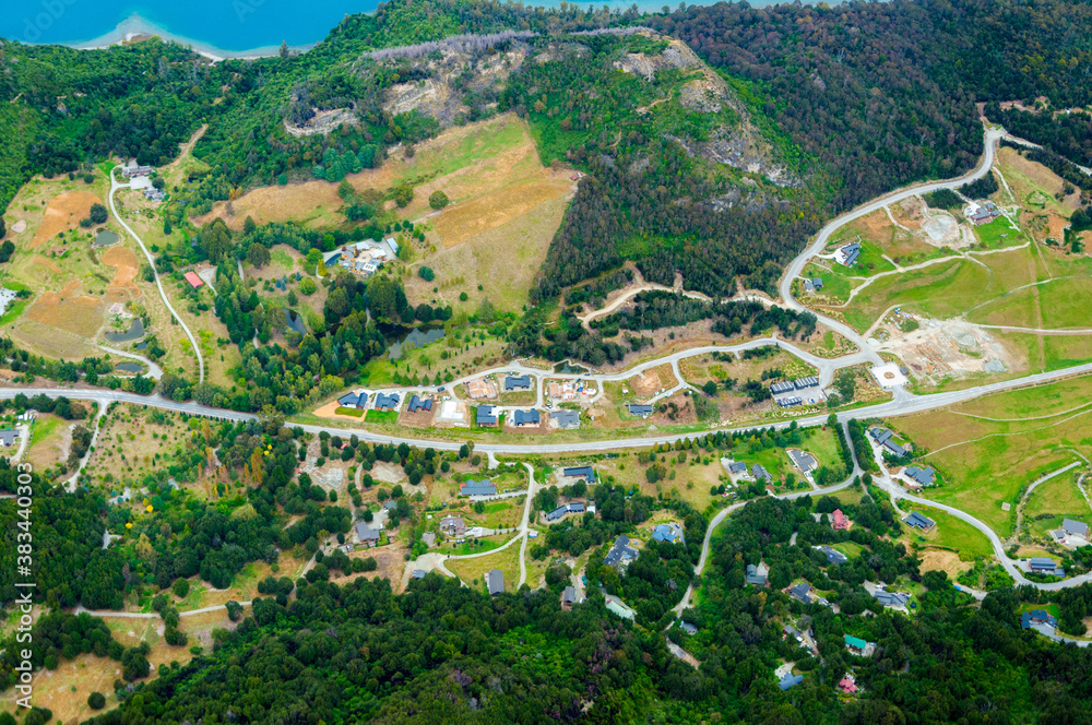 Φωτογραφία Amazing aerial view of residential suburb with houses near the forest and scenic