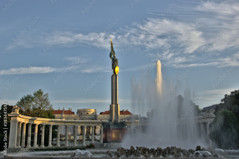 Hochstrahlbrunnen und Denkmal zu Ehren der Soldaten der Sowjetarmee Wien in Abendsonne