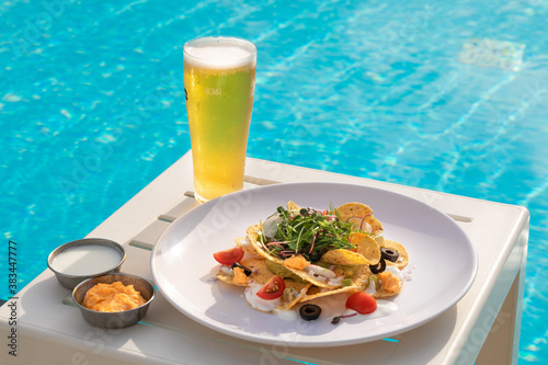 여름 수영장 맥주와 스낵