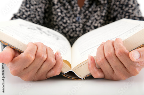 Canvastavla The elderly are holding a book and reading carefully
