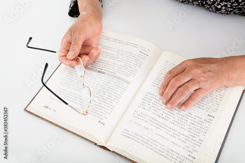 Konstfotografi The elderly are flipping through the book to read and reeducate